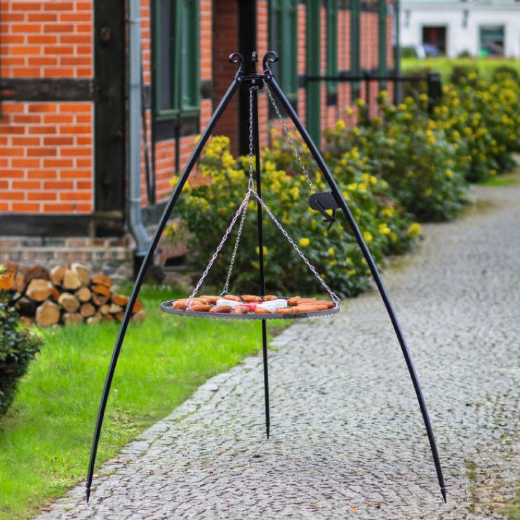 CookKing Schwenkgrill mit Kurbel 200 cm – im Garten mit Grillrost und Grillgut