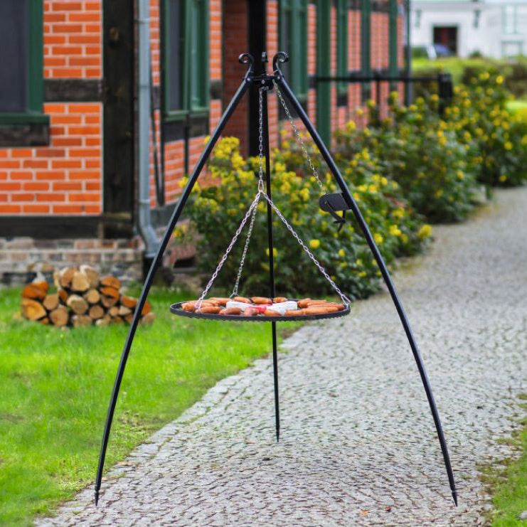 CookKing Schwenkgrill mit Kurbel 200 cm – im Garten mit Grillrost und Grillgut
