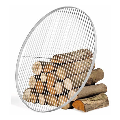 CookKing Schwenkgrill mit Kurbel 200 cm – runder Grillrost an Holzscheiten angelehnt
