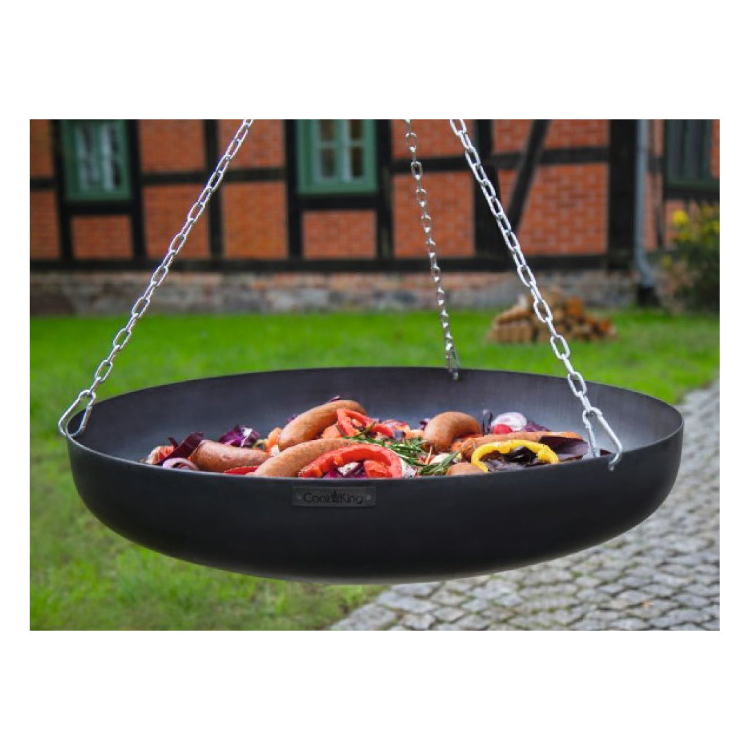 CookKing Schwenkgrill mit Wok – Detail der aufgehängten Wokschale mit Grillgut und Ketten