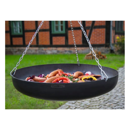 CookKing Schwenkgrill mit Wok – Detail der aufgehängten Wokschale mit Grillgut und Ketten