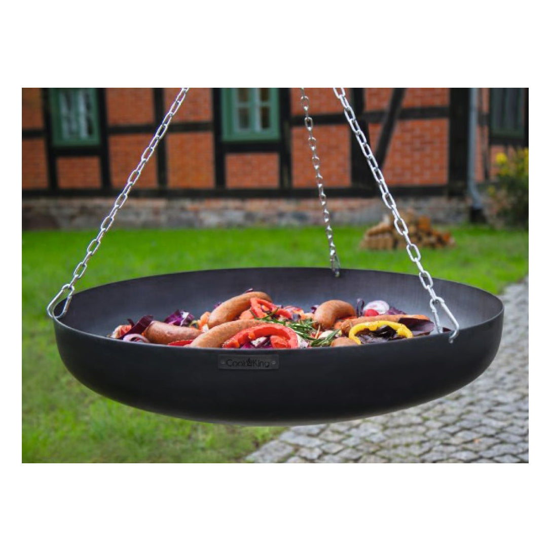 CookKing Schwenkgrill mit Wok – Detail der aufgehängten Wokschale mit Grillgut und Ketten