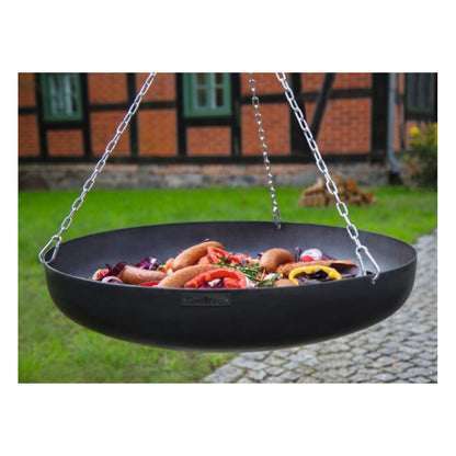CookKing Schwenkgrill mit Wok – Detail der aufgehängten Wokschale mit Grillgut und Ketten