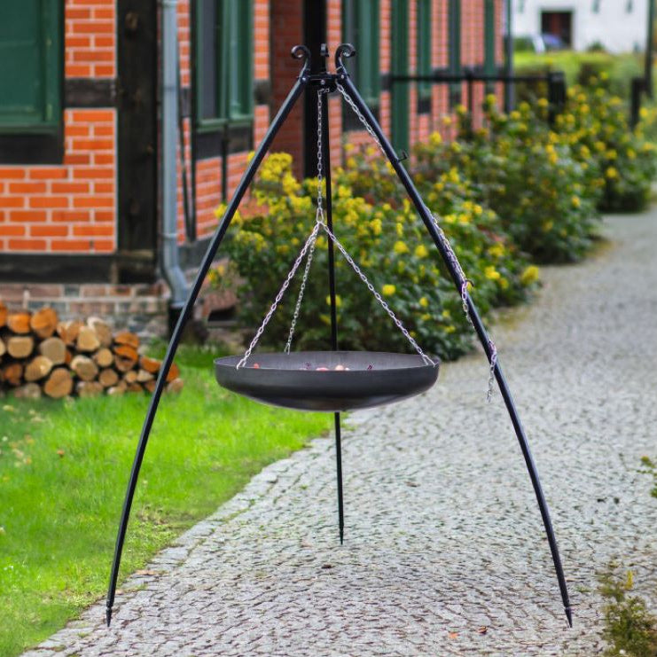 CookKing Schwenkgrill mit Wok – im Garten mit aufgehängter Wokschale