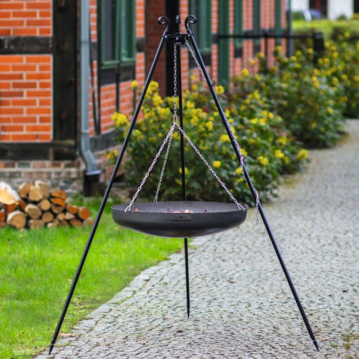 CookKing Schwenkgrill mit Wok – im Garten mit aufgehängter Wokschale