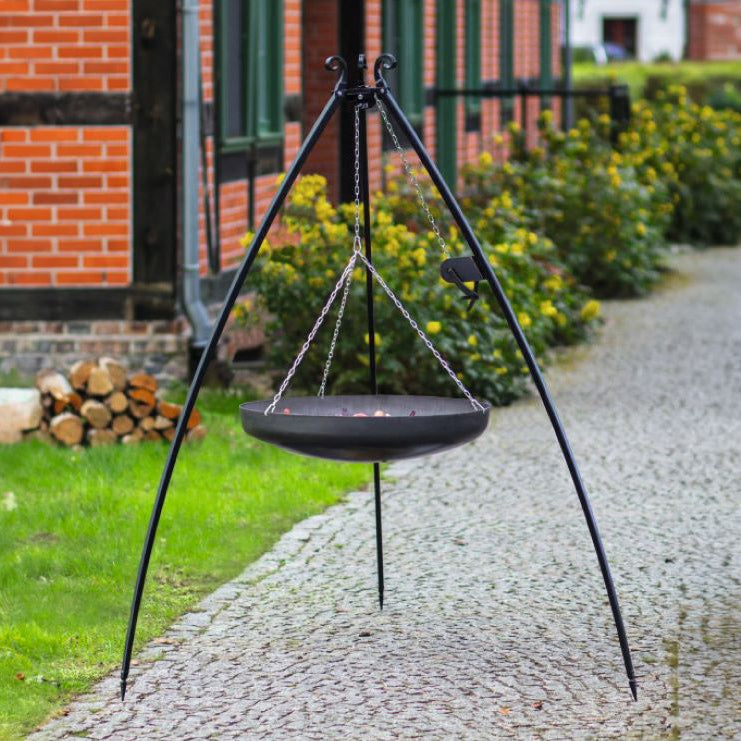 CookKing Schwenkgrill mit Wok und Kurbel – im Garten mit aufgehängter Wokschale
