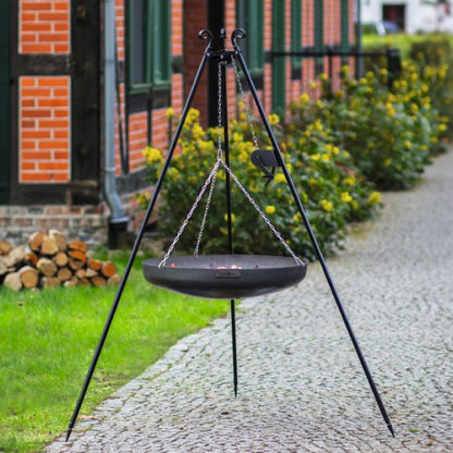 CookKing Schwenkgrill mit Wok und Kurbel – im Garten mit aufgehängter Wokschale