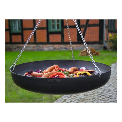CookKing Schwenkgrill mit Wok – Detail der aufgehängten Wokschale mit Grillgut und Ketten