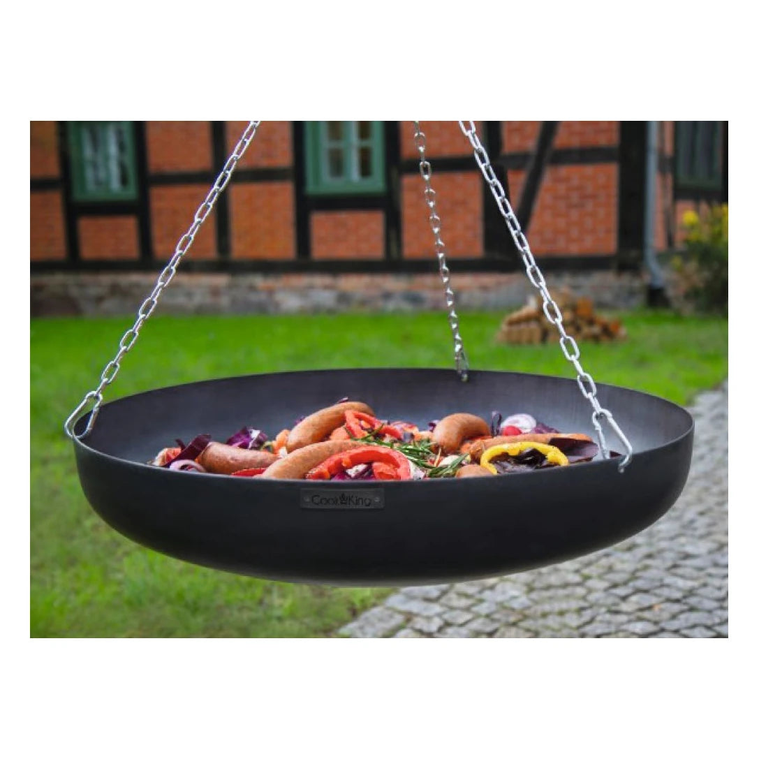 CookKing Schwenkgrill mit Wok – Detail der aufgehängten Wokschale mit Grillgut und Ketten