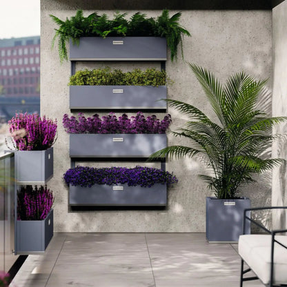 Coyotto Balkon-Pflanzgefäß – Bepflanzte Wandgefäße und Bodengefäße auf einer Terrasse