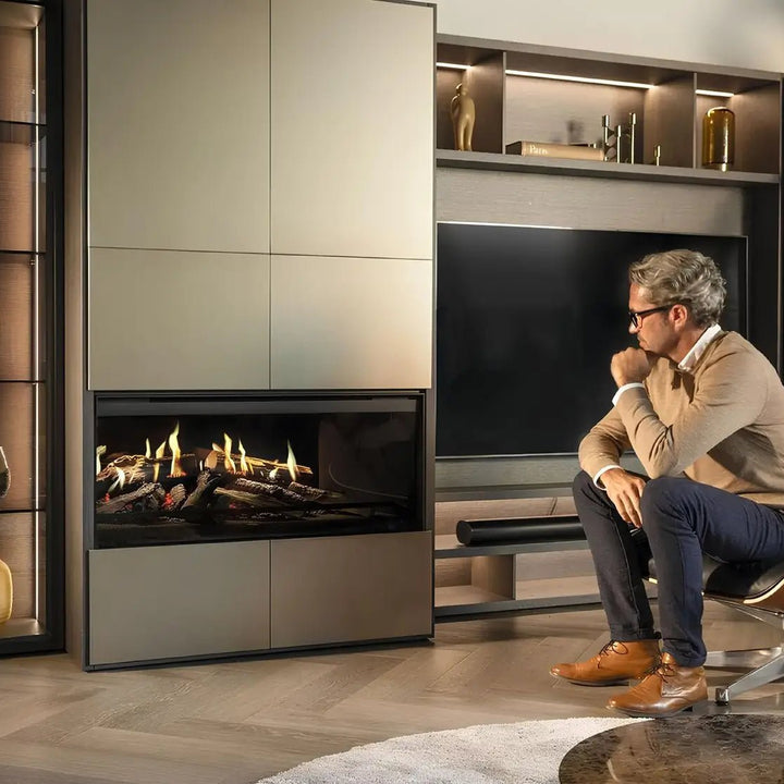Elektrokamin Kalfire E-one 100F – Elektrokamin in einer Schrankwand neben einem Sessel mit sitzender Person