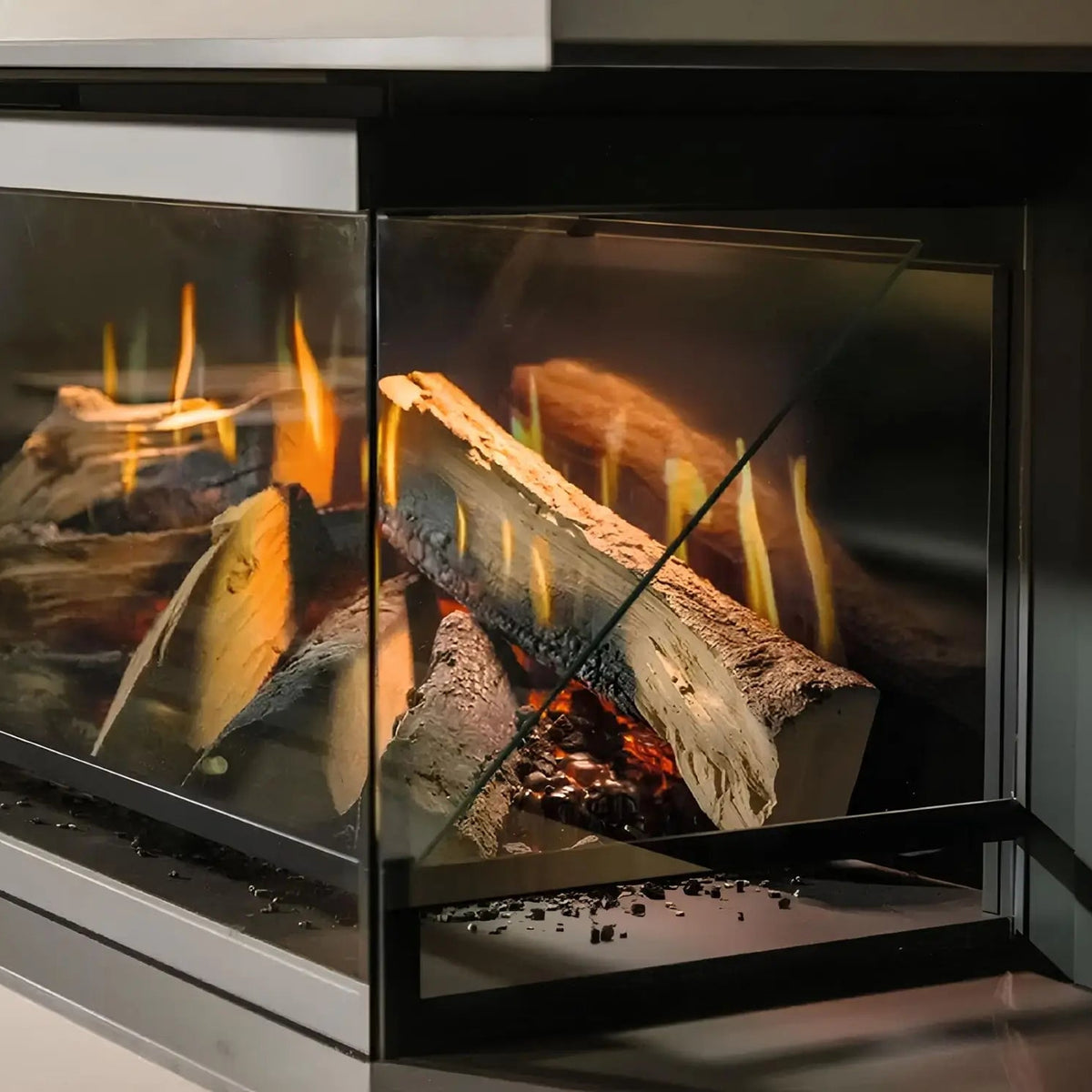 Elektrokamin Kalfire E-one 130C – Detail der Eckverglasung mit Holzscheiten und Flammenbild