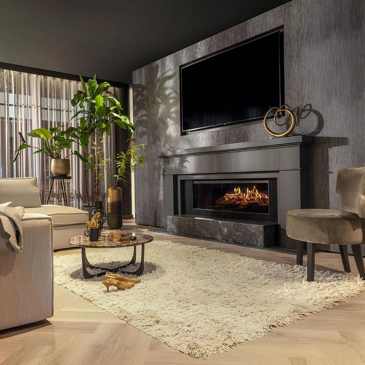 Elektrokamin Kalfire E-one 130F – Elektrokamin in einer grauen Kaminverkleidung unter einem Fernseher