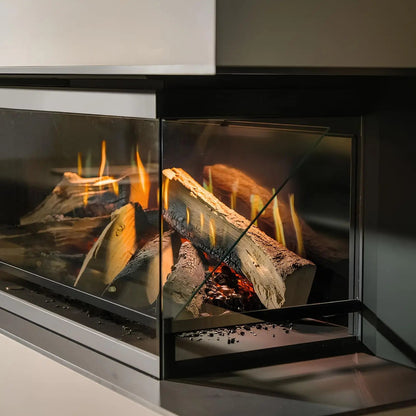 Elektrokamin Kalfire E-one 130S – Detail der Eckverglasung mit Holzscheiten und Flammenbild