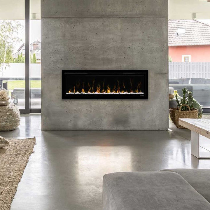 Elektrokamin Wodtke feel the flame X-in – Schwarzer Kamineinsatz in einer Betonwand im Wohnraum