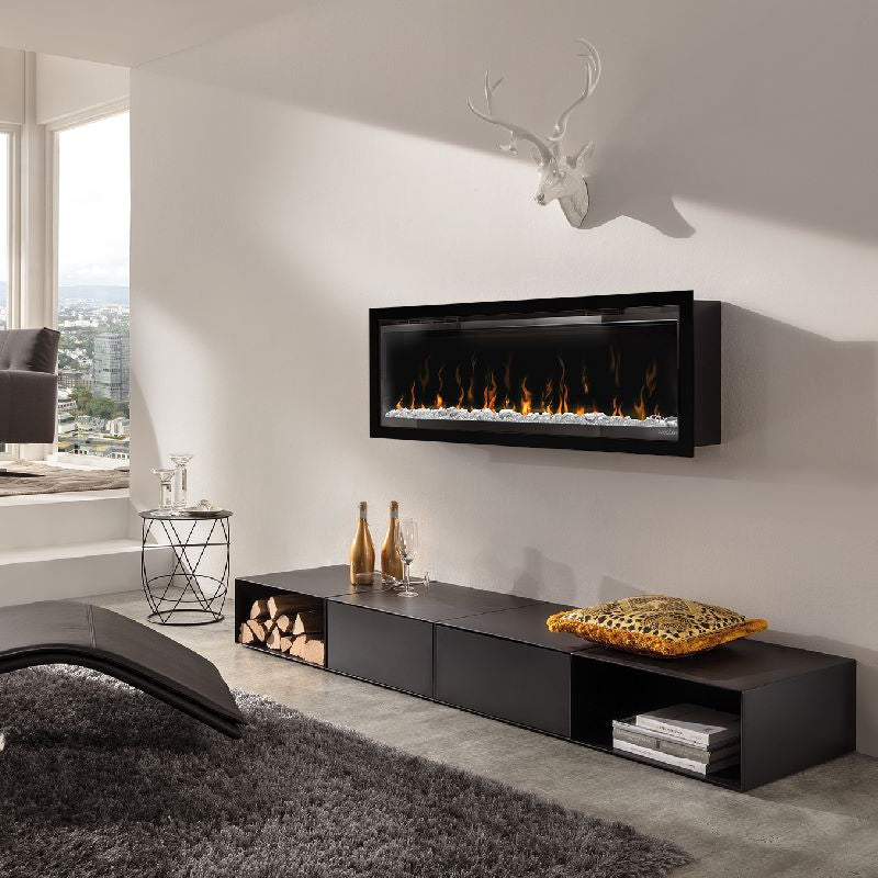 Elektrokamin Wodtke feel the flame X – Schwarzer Wandkamin über einem niedrigen Regal im Wohnraum