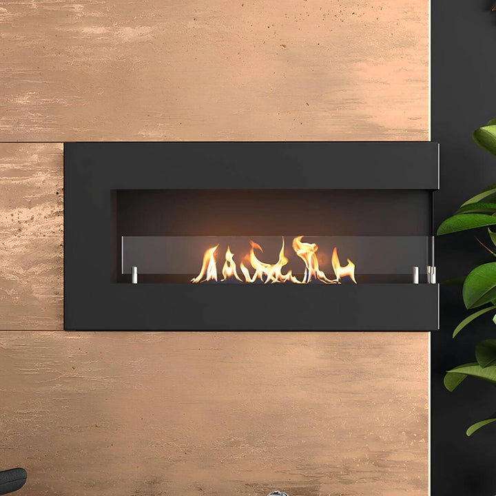 Ethanol Wandkamin Hitze Blues R – Brennender Wandkamin an einer hellen Wand