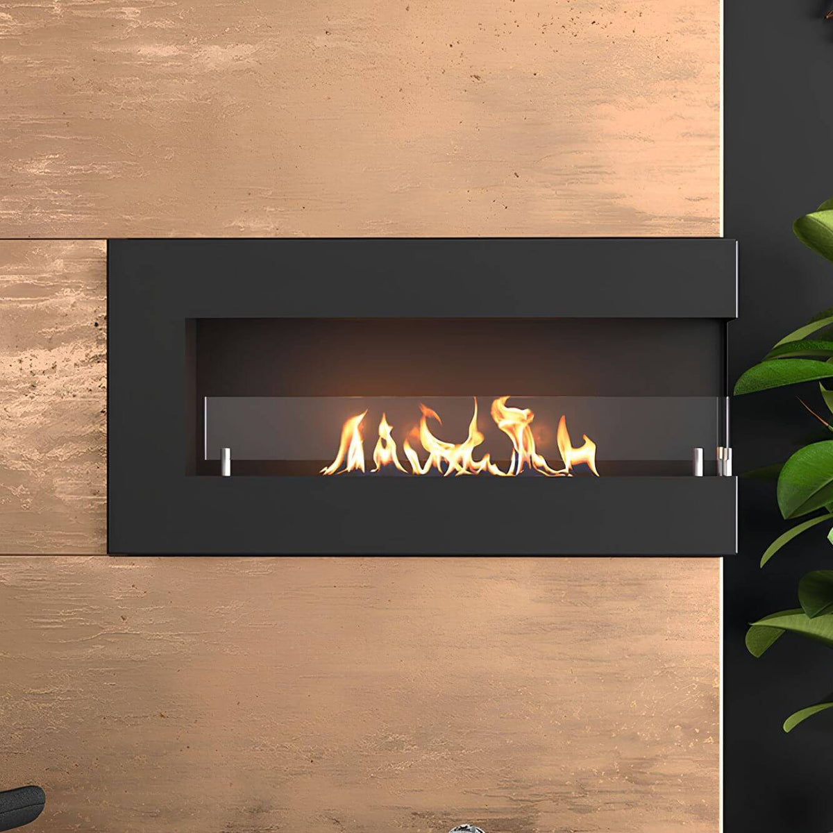 Ethanol Wandkamin Hitze Blues R – Brennender Wandkamin an einer hellen Wand
