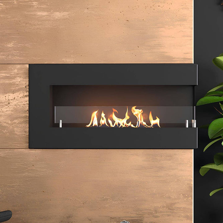 Ethanol Wandkamin Hitze Blues R – Brennender Wandkamin an einer hellen Wand