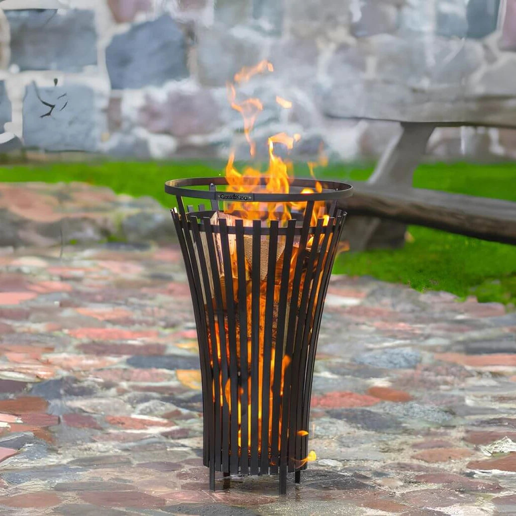 CookKing Feuerkorb Flame – Feuerkorb mit brennendem Holz auf Gartenpflaster