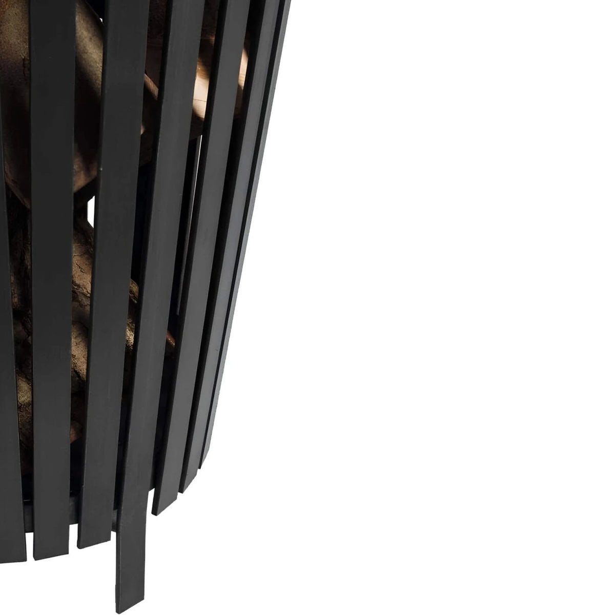CookKing Feuerkorb Flame – Detail der unteren Metallstäbe und Standfüße auf Weiß