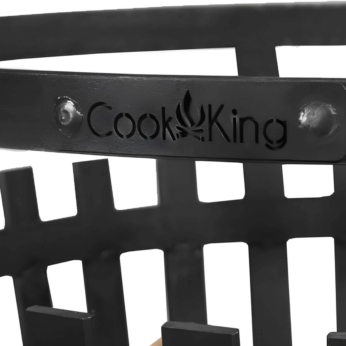 CookKing Feuerkorb Flame – Detail des CookKing-Schilds am oberen Korbrand