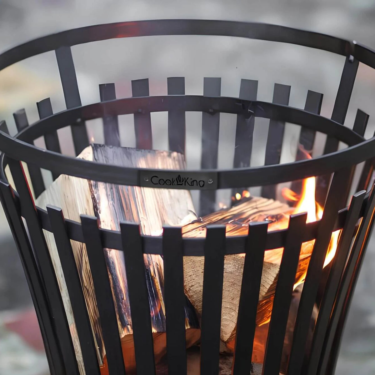 CookKing Feuerkorb Flame – Detail von oberen Korbstäben, Holz und Flammen