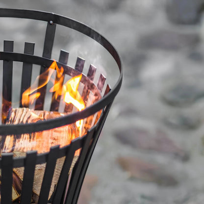 CookKing Feuerkorb Flame – Detail von oberen Korbstäben, Holz und Flammen