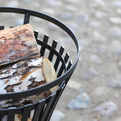 CookKing Feuerkorb Flame – Detail der Korböffnung mit Holzscheiten