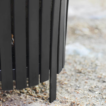 CookKing Feuerkorb Flame – Detail der unteren Metallstäbe und Standfüße im Garten