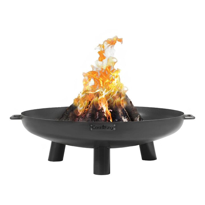 Feuerschale CookKing Bali – auf weißem Hintergrund mit Feuer und Holzscheiten
