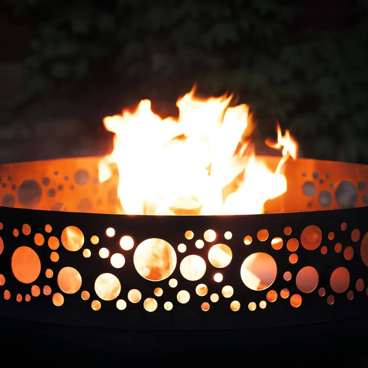 Feuerschale CookKing Boston 80 cm – Detail von Flammen und beleuchtetem Lochmuster in der Schalenwand