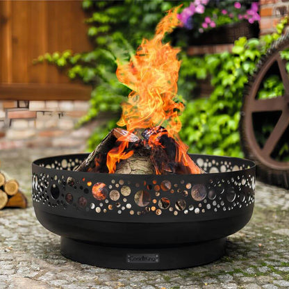 Feuerschale CookKing Boston 80 cm – Feuerschale mit Lochmuster und brennendem Holz im Garten