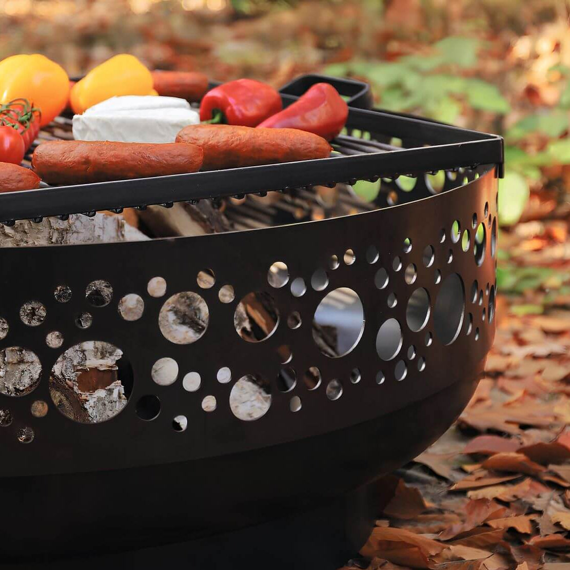 Feuerschale CookKing Boston 80 cm – Nahansicht von Grillgut und Lochmuster in der Schalenwand