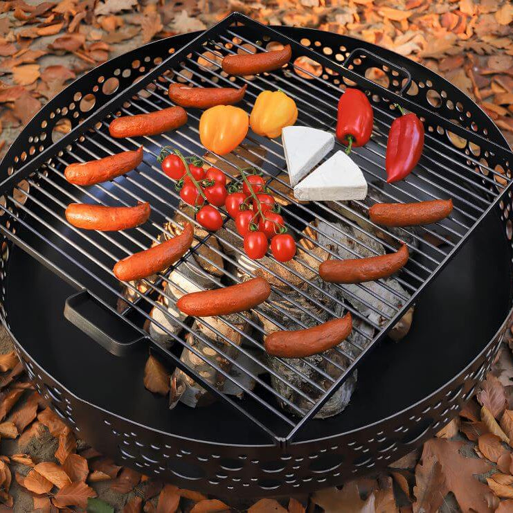 Feuerschale CookKing Boston 80 cm – Schräge Draufsicht auf Grillrost, Grillgut und Schalenwand mit Lochmuster