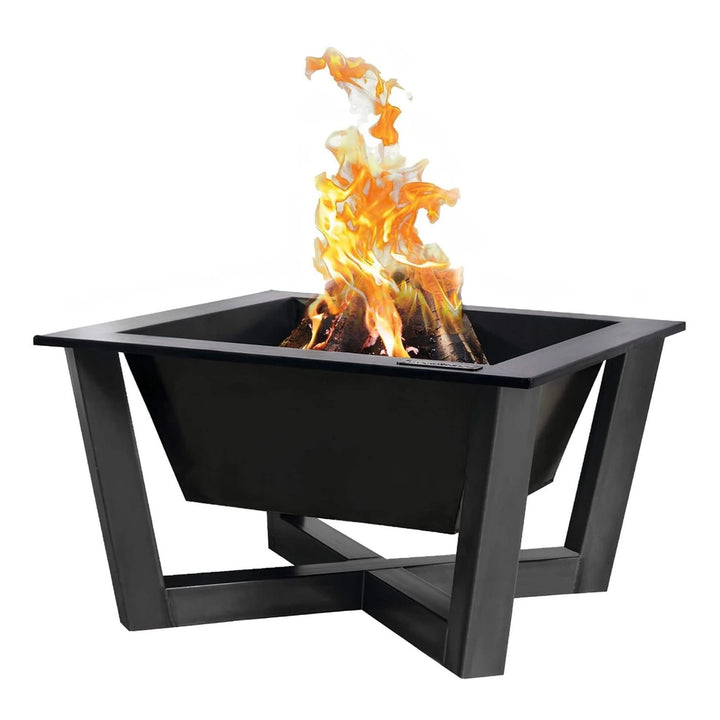 Feuerschale CookKing Brasil 70x70 cm – Feuerschale mit brennenden Holzscheiten auf weißem Hintergrund