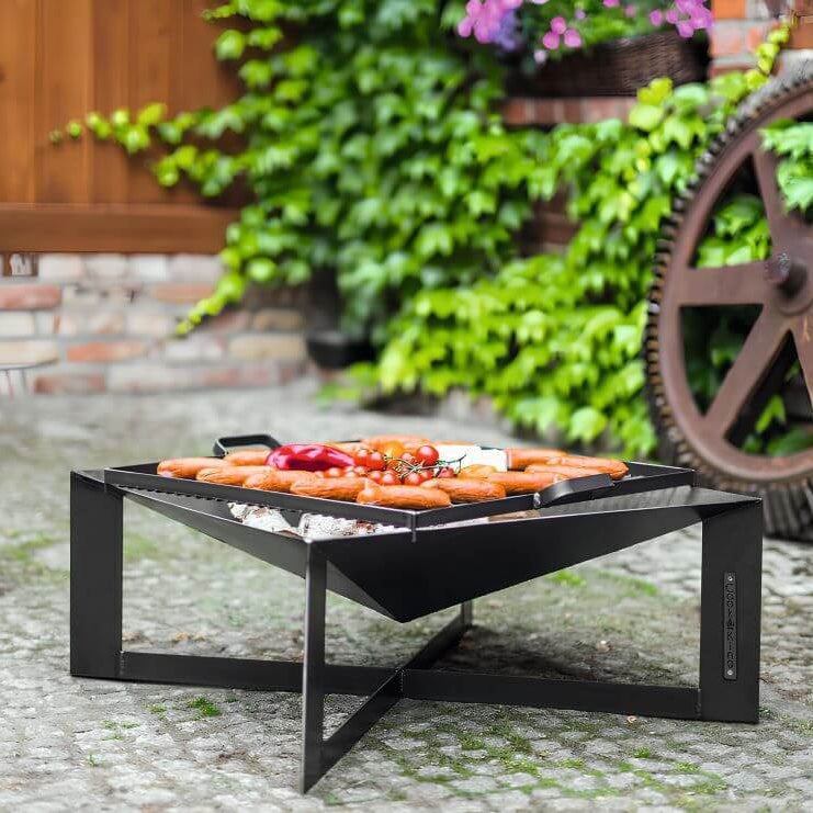 Feuerschale CookKing Cuba 70x70 cm – Feuerschale mit aufgelegtem Grillrost und Grillgut im Garten