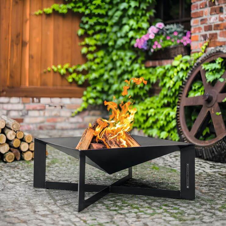 Feuerschale CookKing Cuba 70x70 cm – Feuerschale mit brennenden Holzscheiten im Garten