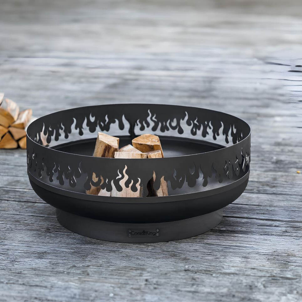 Feuerschale CookKing Fire 80 cm – Feuerschale mit Flammenmuster und Holzscheiten auf einer Terrasse