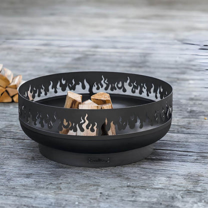 Feuerschale CookKing Fire 80 cm – Feuerschale mit Flammenmuster und Holzscheiten auf einer Terrasse