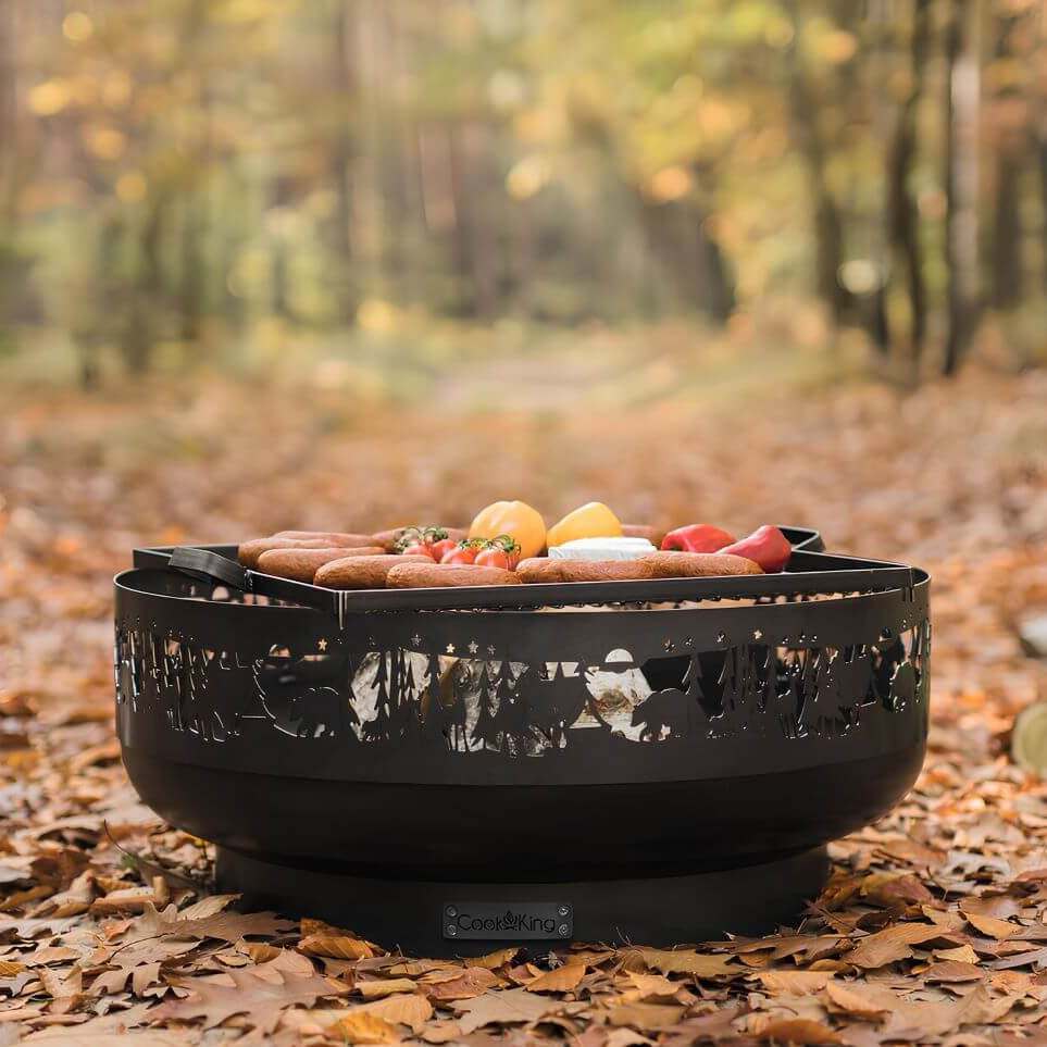 Feuerschale CookKing Forest 80 cm – Feuerschale mit aufgelegtem Grillrost und Grillgut auf herbstlichem Laub