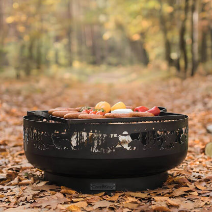 Feuerschale CookKing Forest 80 cm – Feuerschale mit aufgelegtem Grillrost und Grillgut auf herbstlichem Laub