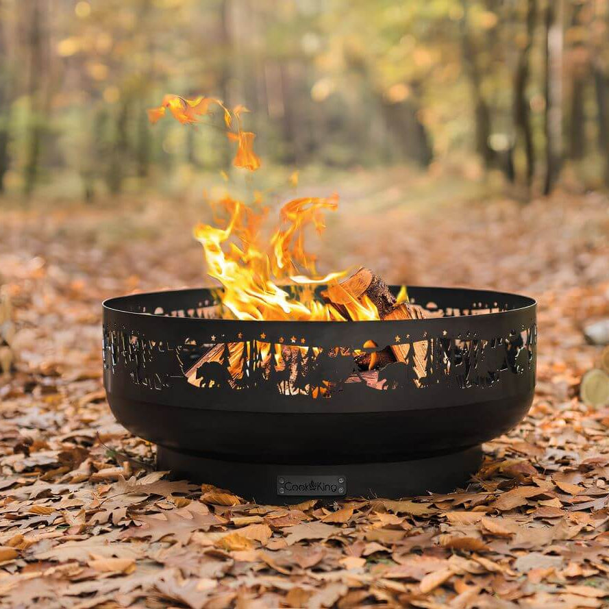 Feuerschale CookKing Forest 80 cm – Feuerschale mit brennendem Holz auf herbstlichem Laub