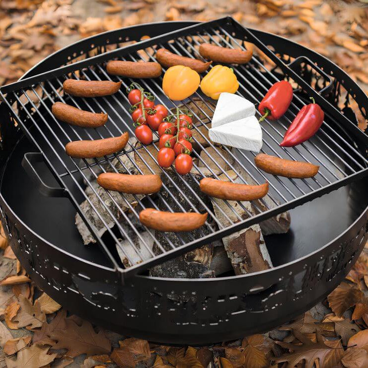 Feuerschale CookKing Forest 80 cm – Schräge Draufsicht auf den aufgelegten Grillrost mit Grillgut