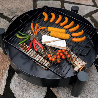 Feuerschale CookKing Haiti – Draufsicht auf den aufgelegten eckigen Grillrost mit Grillgut