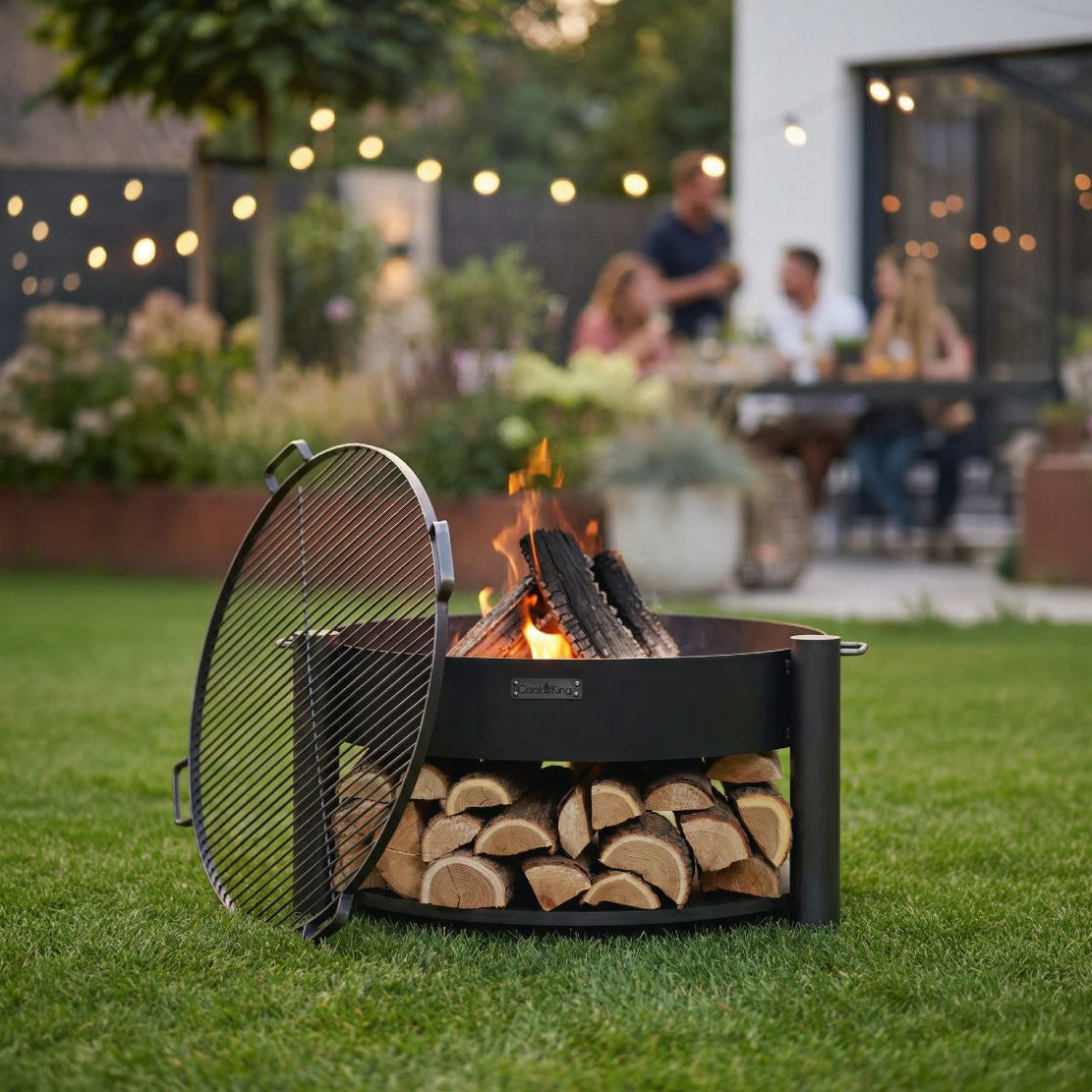 Feuerschale CookKing MONTANA 80 cm mit Grillrost 80 cm (4 Griffe) – Feuerschale mit Grillrost auf einer Rasenfläche