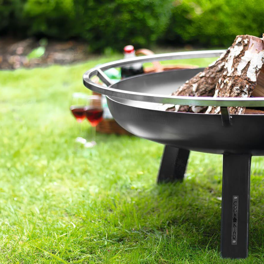 Feuerschale CookKing Porto – Detail von Schalenrand, umlaufendem Ring und Standbein im Garten
