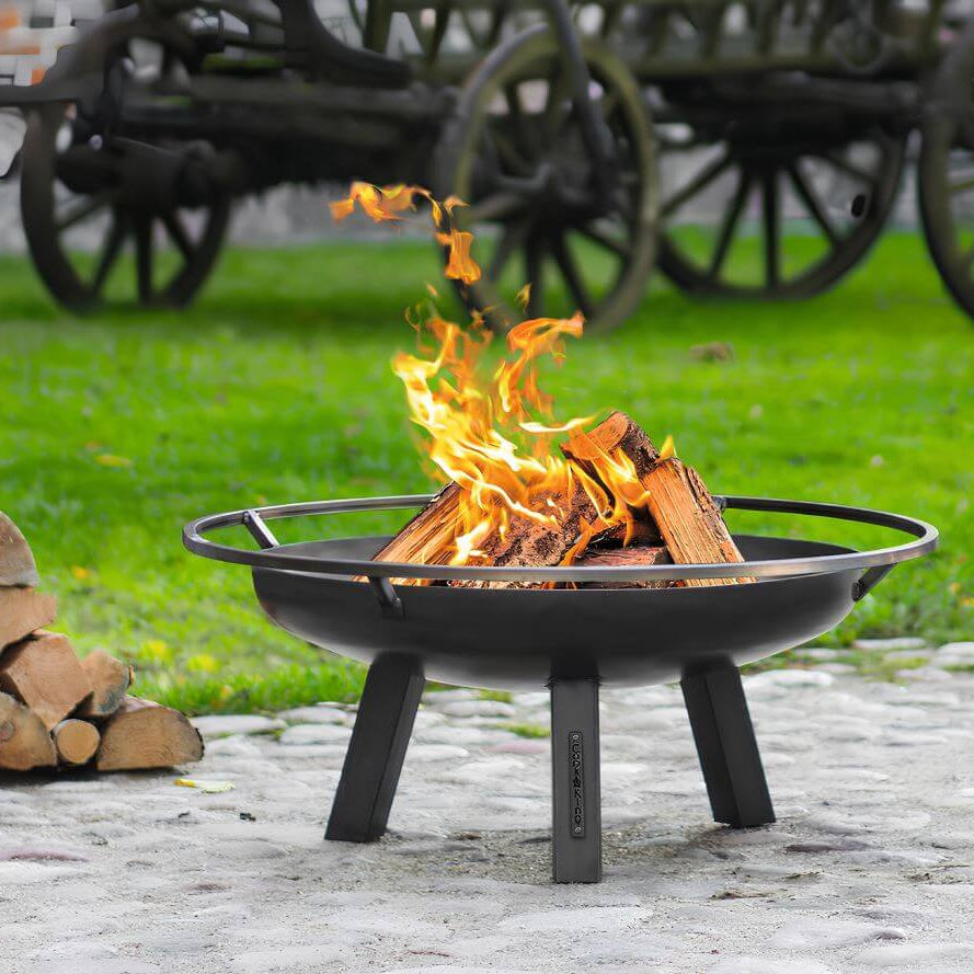 Feuerschale CookKing Porto – Feuerschale mit brennenden Holzscheiten im Garten