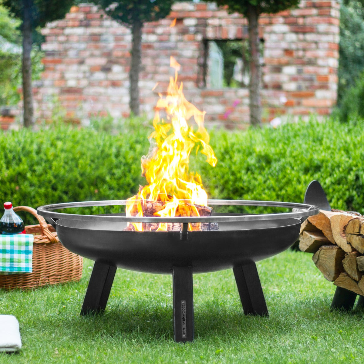 Feuerschale CookKing Porto – Feuerschale mit Feuer auf einer Rasenfläche