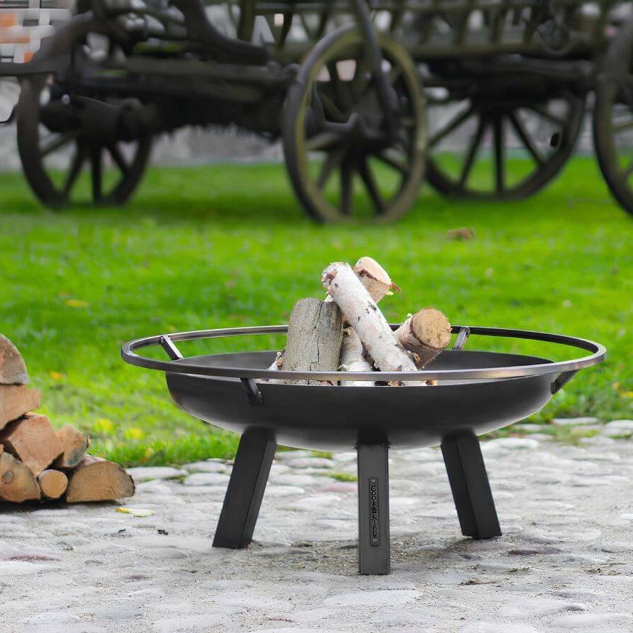 Feuerschale CookKing Porto – Feuerschale mit Holzscheiten im Garten
